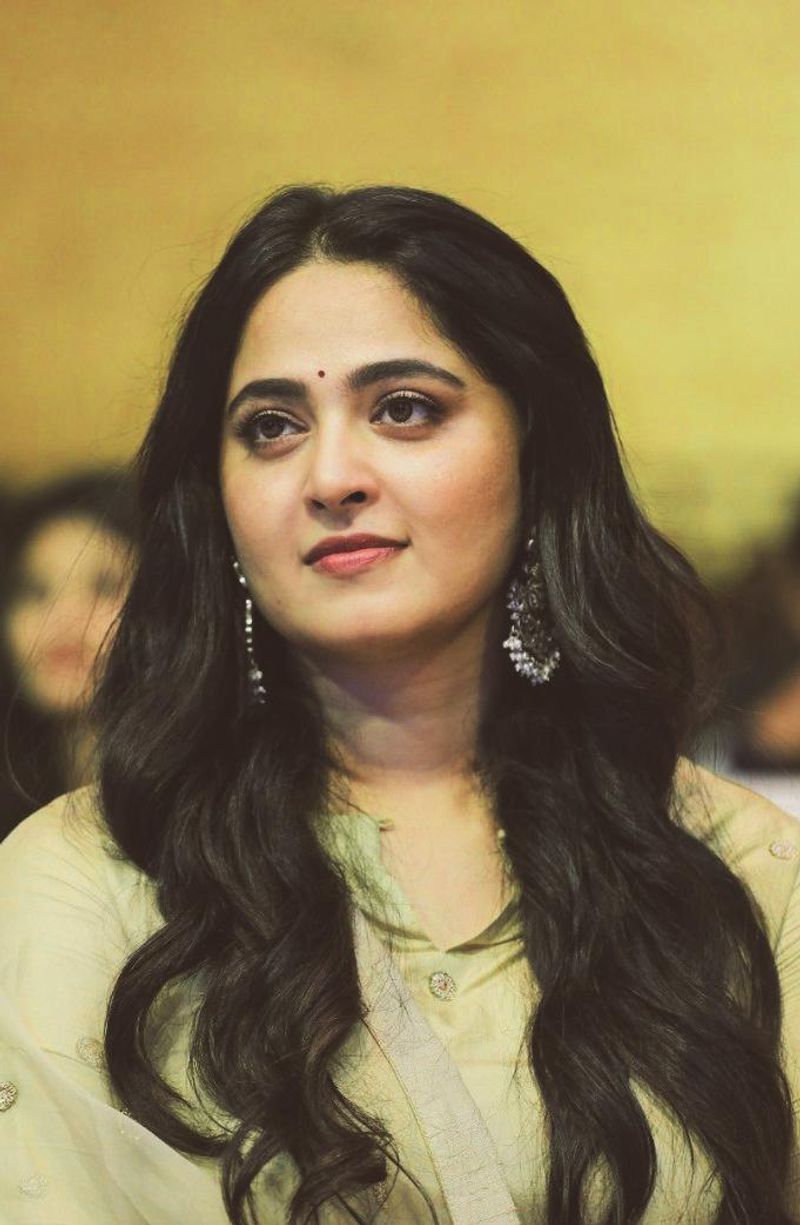 Actress Anushka Shetty New Look