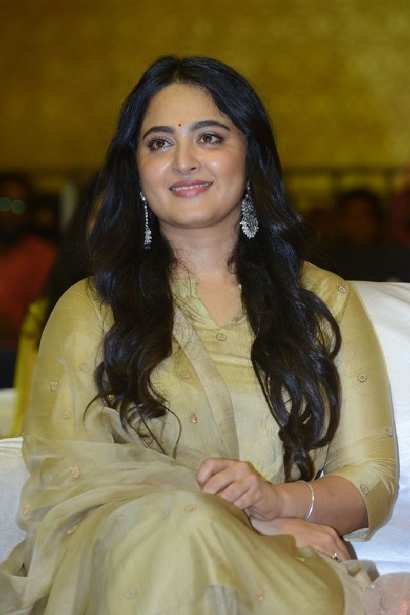 Actress Anushka Shetty New Look