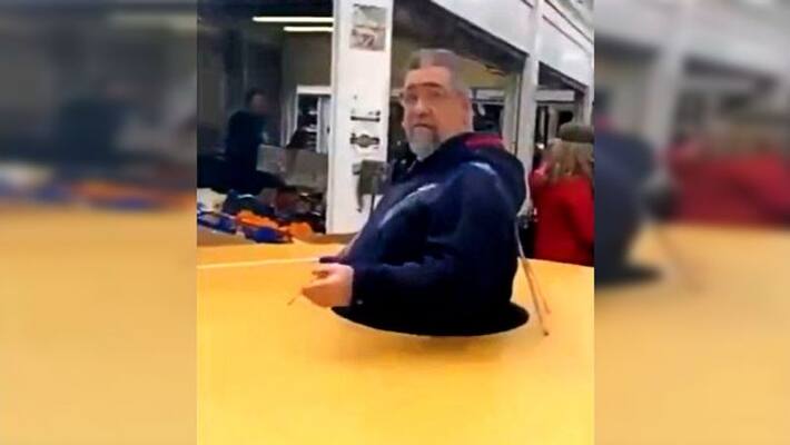 Man wears huge cardboard circle to enforce social distancing amid Coronavirus scare in Rome Man wears huge cardboard circle to enforce social distancing amid Coronavirus scare in Rome