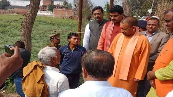 CM Yogi Adityanath reached the farm to see the waste of the crop himself, said these things asa CM Yogi Adityanath reached the farm to see the waste of the crop himself, said these things asa