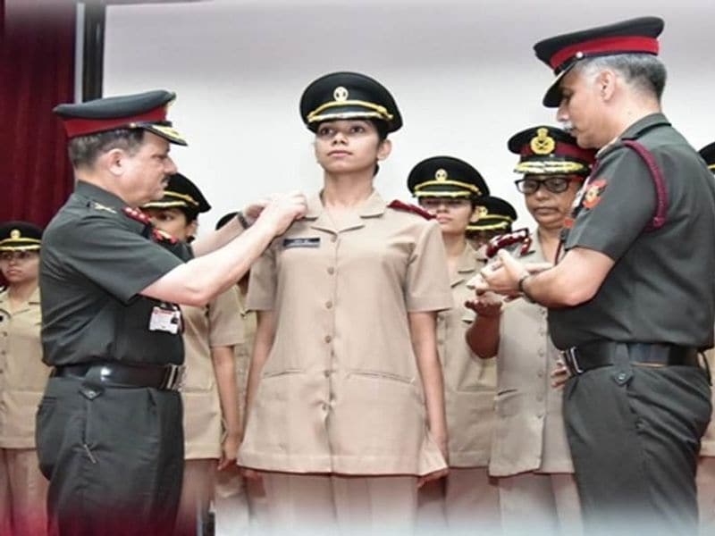 কর্তব্যরত এই মহিলা অফিসারের কাঁধে ছিল সামরিক নার্সিং সার্ভিসের ব্যাচ। এই ব্যাচটির সূচণা হয়েছিল ব্রিটিশ শাসনকাল থেকেই ১৮৮৮ সালে।