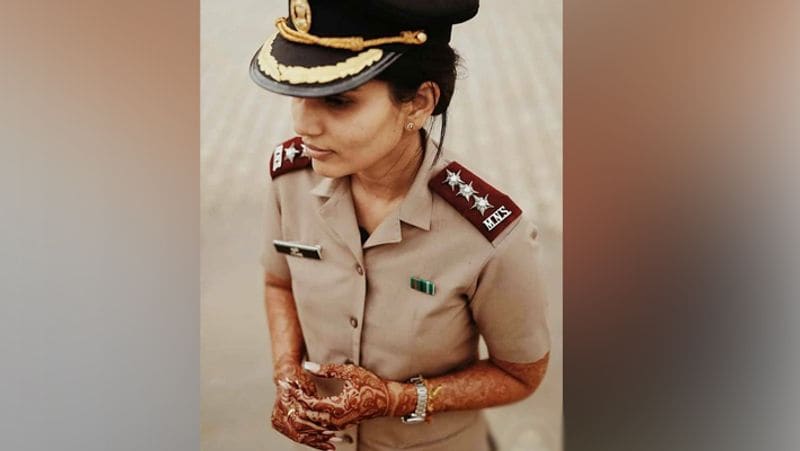 ভাইরাল হওয়া এই ছবিটিতে দেখা যাচ্ছে ইন্ডিয়ান আর্মি অফিসার ইউনিফর্ম পড়া হাতে টাটকা মেহেন্দির রঙ।