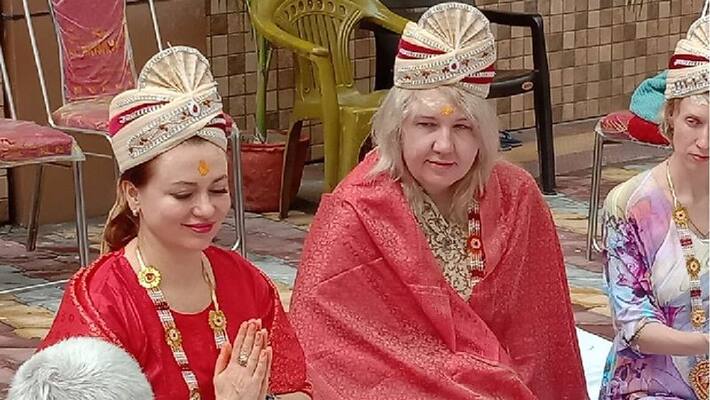 For this reason, these girls came to India from Russia, married people from Peepal in Kashi asa For this reason, these girls came to India from Russia, married people from Peepal in Kashi asa