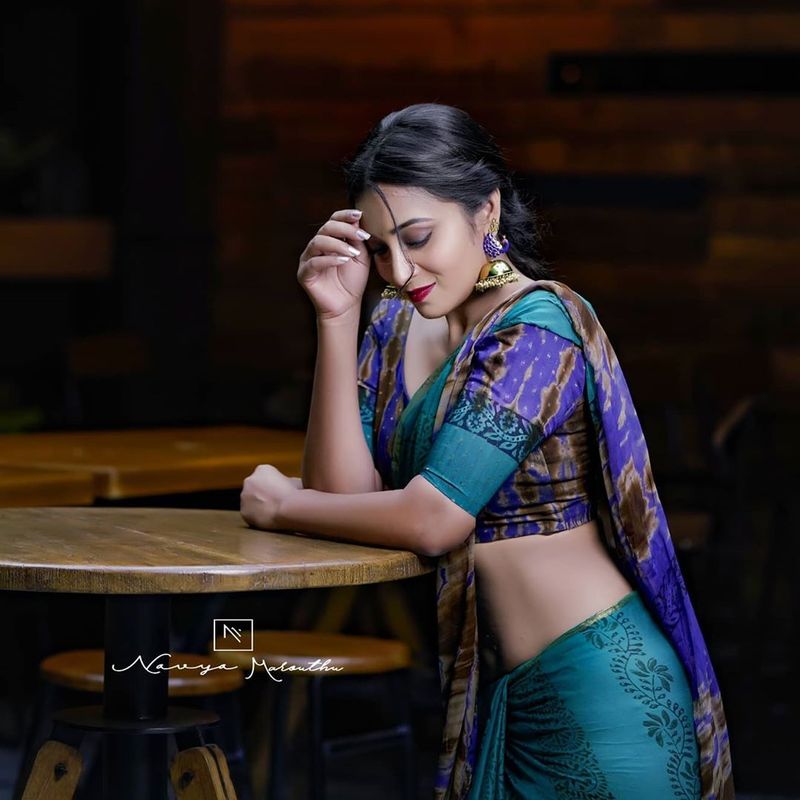 (Courtesy:Instagram)తాజాగా భానుశ్రీ బ్లూ శారీలో క్లీవేజ్ అందాలు ఆరబోసేలా ఉన్న ఫోజులు మతిపోగుడుతున్నాయి.