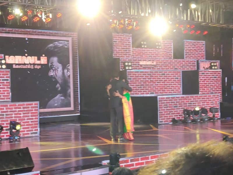 vijay hug the parents share love in master audio launch stage