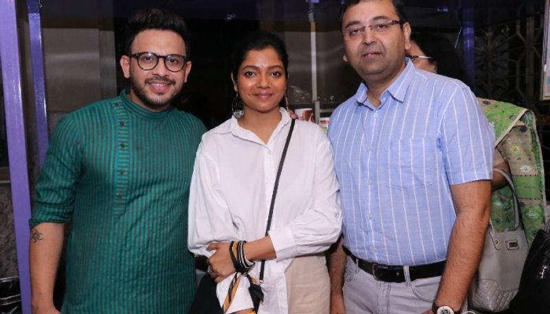 'পার্সেল' ছবির বিষয়বস্তুও যেমন অভিনব , চিত্রনাট্য এবং সংলাপ কোথাও একটা ফিরে দেখা স্বাদ দিয়ে যাবে।