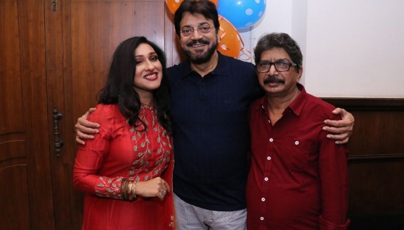 'পার্সেল' ছবিটি পরিচালনা করেছেন ইন্দ্রাশিস আচার্য। প্রথাগত বিষয়ের বাইরে ইন্দ্রাশিস আচার্য তার ছবিকে এগিয়ে নিয়ে গেছেন। কৃষ্ণ কয়াল প্রযোজিত পার্সেল ছবিটি দর্শকদের বাংলা সিনেমা সম্পর্কে ভাবাবে।