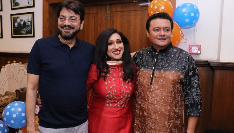 পার্সেল ঘিরে রহস্য দানা বাধে বার বার। আর ছবিতে কয়েকবার অন্য সম্পর্কের দিকে মোড় ঘুরে যায়। সেই সম্পর্ক রেশ রেখে যায়।