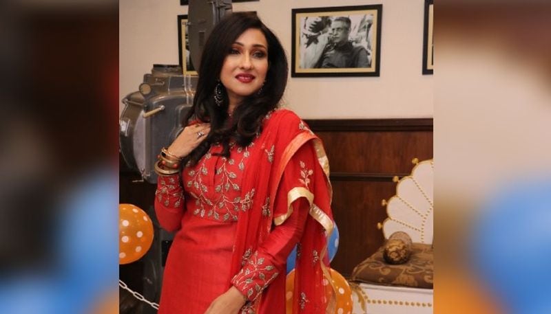 নন্দিনীর চরিত্রের নানা শেড ঋতুপর্ণা সেনগুপ্তর অভিনয়ে ধরা থাকবে। সারাজীবন জুড়ে অপ্রাপ্তির ভাণ্ডার উপচে পড়া দেখাতে সত্য়িই যে চরিত্রের মধ্য়ে ঢুকতে হয়। সেটা কেবল তিনিই পারেন।