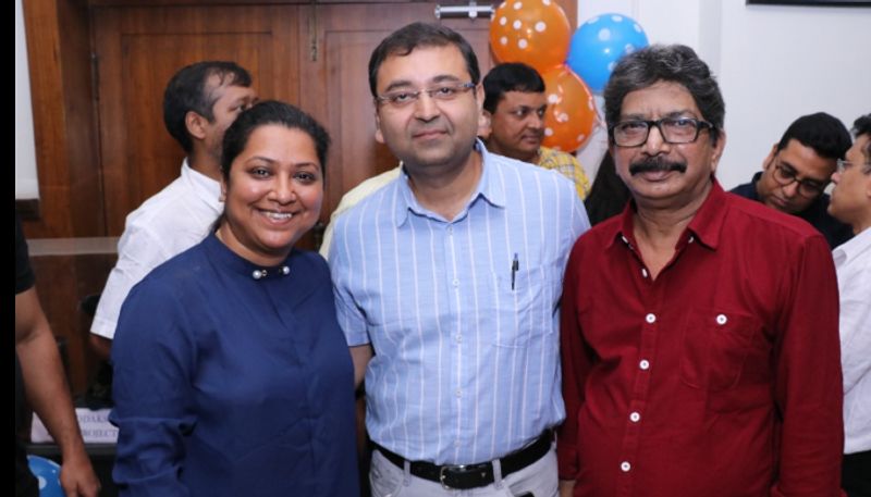 'পার্সেল' ছবির শুরুতেই শ্রীলা মজুমদারের গাওয়া একটি রবীন্দ্রসঙ্গীত খুব মন ভাল করে দেয়। গুনগুন করতে ইচ্ছে হয় বইকি।