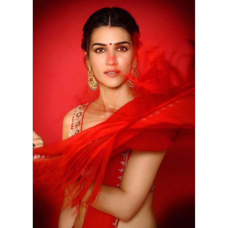 (Courtesy: Instagram)కృతి సనన్ గ్లామర్ రోల్స్ చేస్తూనే నటనకు ప్రాధాన్యత ఉన్న చిత్రాలని కూడా ఎంచుకుంటోంది.