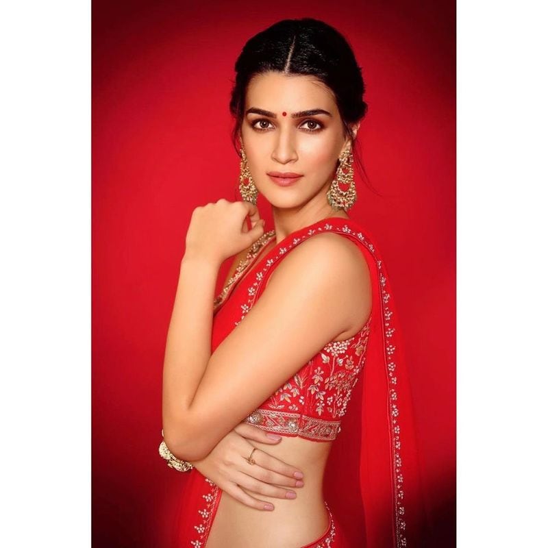 (Courtesy: Instagram)కృతి సనన్ లవ్ ఎఫైర్స్ తో సైతం వార్తల్లో నిలుస్తోంది.