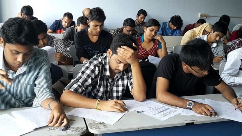 राघव ने फेसबुक पर अपने संघर्षों को बयां करते हुए लिखा था, "मैंने सफलता की ढेर सारी कहानियां पढ़ीं मैं भी आज अपनी स्टोरी शेयर करता हूं। हम जानते हैं कि ज्यादातर सिविल सर्वेंट एलीट क्लास से आते हैं। मगर तमाम ऐसे भी हैं, जो गांवों से निकलते हैं, उनकी जिंदगी बहुत संघर्ष भरी होती है।
(Demo Pic)