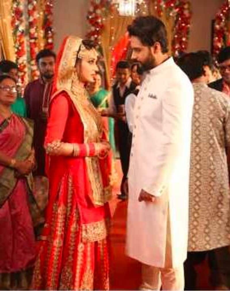 Anwari Begum gave her all the happiness and facilities but there soon came a time when she became absolutely penniless. And now it was Shagufta’s turn to return Anwari Begum the favour. She was merely 12 years old then.