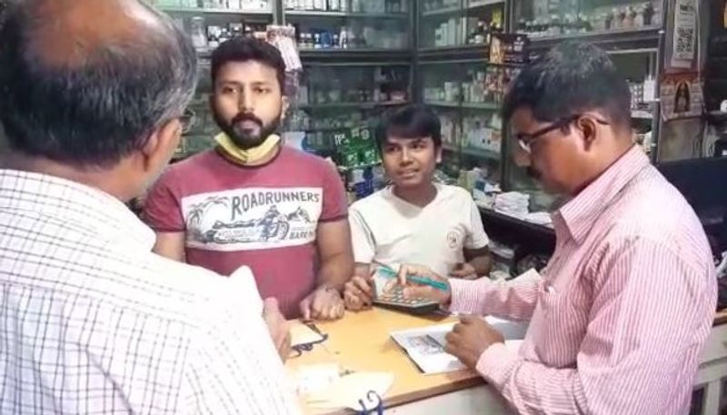 কোনও রোগীর বাড়ির লোক এই ওষুধ কিনতে গেলে আধার কার্ড, চিকিৎসকের প্রেসক্রিপশন, অনুমতি ফর্ম, কোভিড পজিটিভের রিপোর্ট ও যোগাযোগ নম্বর দিতে হবে। তাহলেই মিলবে এই ওষুধ।