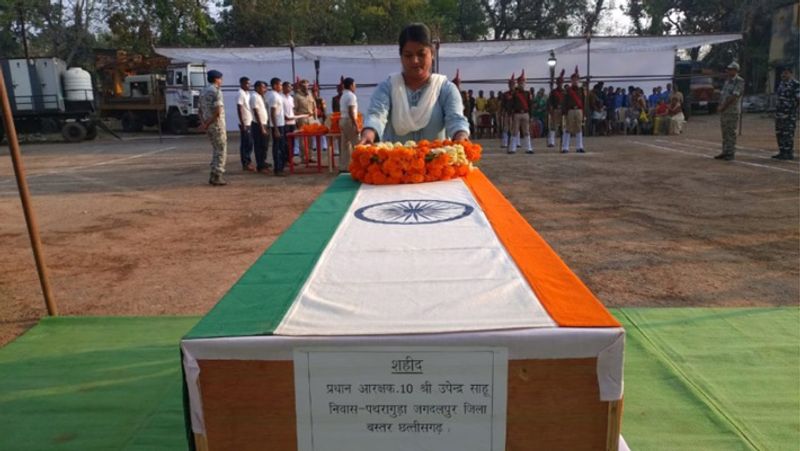 Emotional story during the cremation of CAF soldier Upendra Sahu who was martyred in Bastar kpa