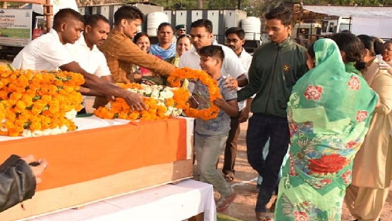 Emotional story during the cremation of CAF soldier Upendra Sahu who was martyred in Bastar kpa