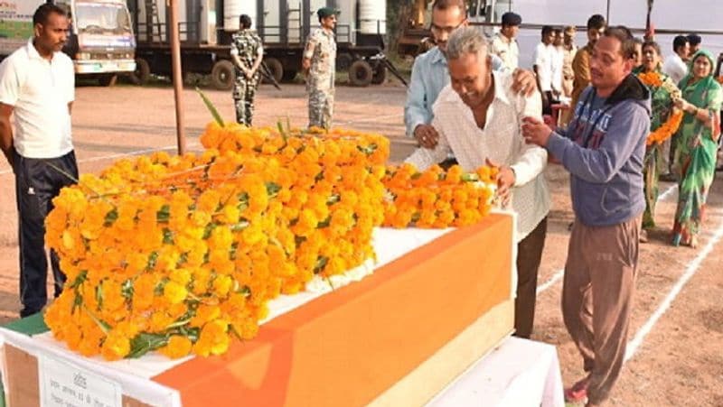 Emotional story during the cremation of CAF soldier Upendra Sahu who was martyred in Bastar kpa