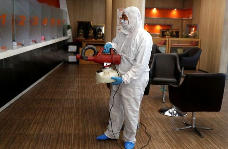 Friends shared alcohol and cigarette in party got infected with corona virus together kph