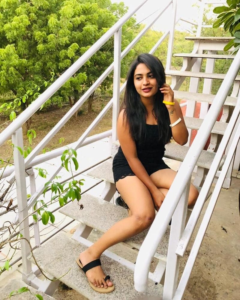 యూ ట్యూబ్ వీడియోస్ తనకంటూ ఒక మాస్ ఇమేజ్ క్రియేట్ చేసుకున్న ఈ పిల్ల గ్లామర్ వరల్డ్ లో కూడా తనకు క్రేజ్ ని ఇలా పెంచుకుంటోంది.