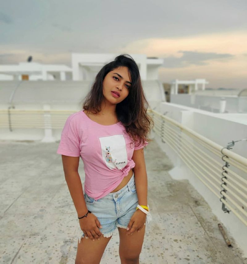 తెలంగాణ భాషలో ఆడియెన్స్ కి మంచి ఎంటర్టైన్మెంట్ కిక్కిస్తున్న ఈ వయ్యారి కి సోషల్ మీడియాలో ఫాలోవర్స్ కూడా గట్టిగానే ఉన్నారు.