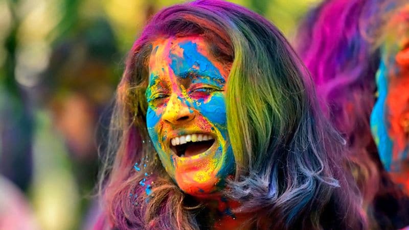 <p>গার্ডেন পার্টিঃ সকলে মিলে বাড়ির বাগানকে সাজিয়ে ফেলুন। সেখানেই আবির ও স্টাটার সহযোগে পার্টিতে মেতে উঠুন।</p>