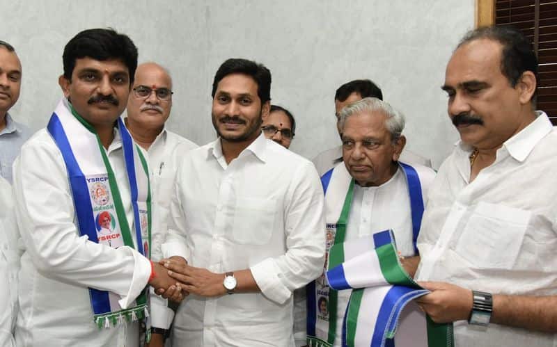 Another Big Shock to TDP... Ex Minister Gade Venkat Reddy Joins YSRCP