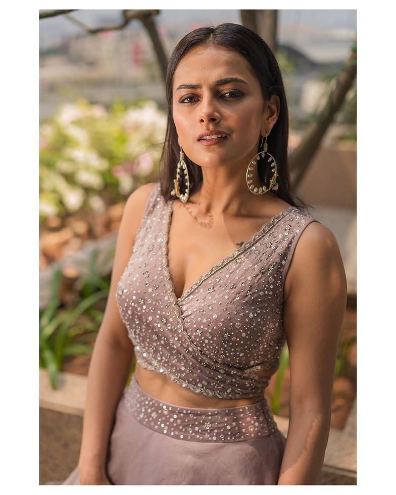 (Courtesy:Instagram) నాని సరసన జెర్సీ చిత్రంలో శ్రద్దా శ్రీనాథ్ హీరోయిన్ గా నటించింది.