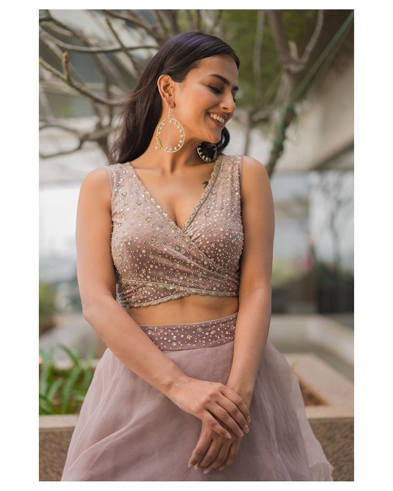 (Courtesy:Instagram) నాని సరసన జెర్సీ చిత్రంలో శ్రద్దా శ్రీనాథ్ హీరోయిన్ గా నటించింది.