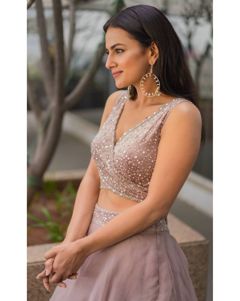(Courtesy:Instagram)ప్రస్తుతం శ్రద్దా శ్రీనాధ్ కమర్షియల్ చిత్రాల్లో కూడా నటించాలని భావిస్తోంది.
