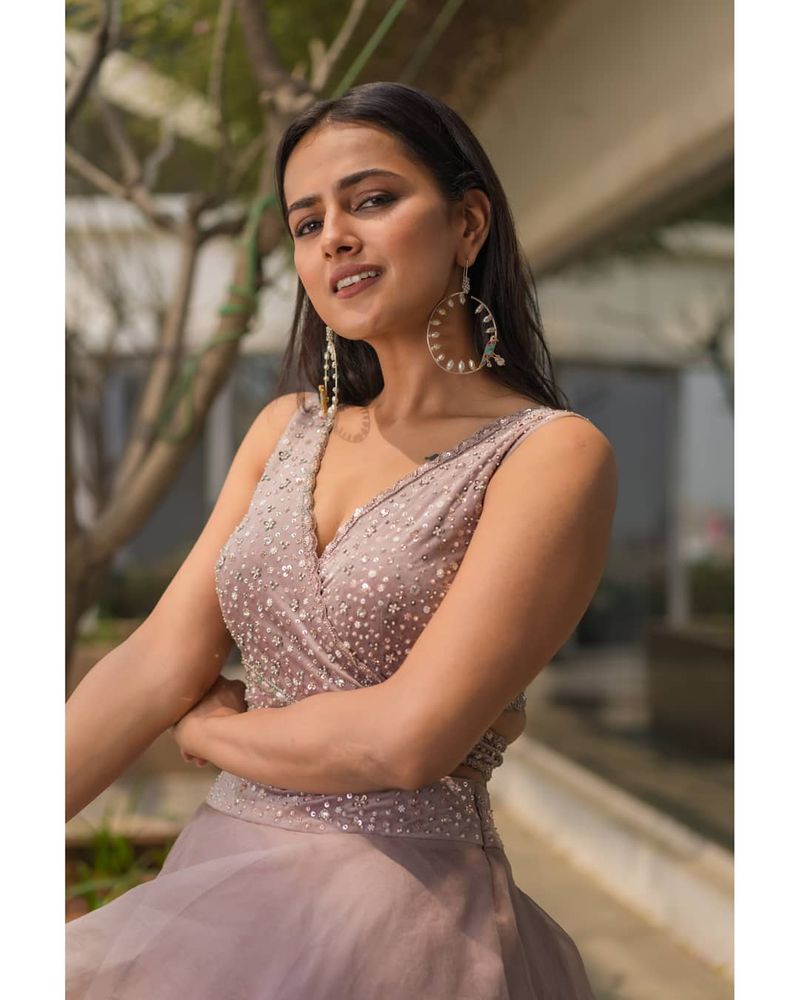 (Courtesy:Instagram)జెర్సీ చిత్రంలో శ్రద్దా శ్రీనాథ్ హోమ్లీ లుక్ లో కనిపించింది.