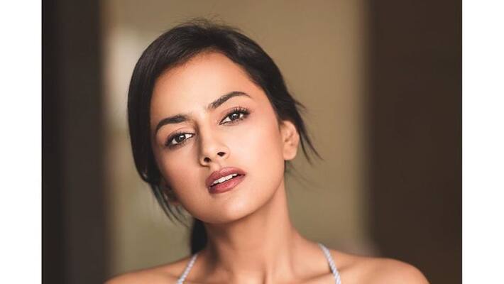 Actress Shraddha Srinath Recalls Her Crowded bus Experience Actress Shraddha Srinath Recalls Her Crowded bus Experience