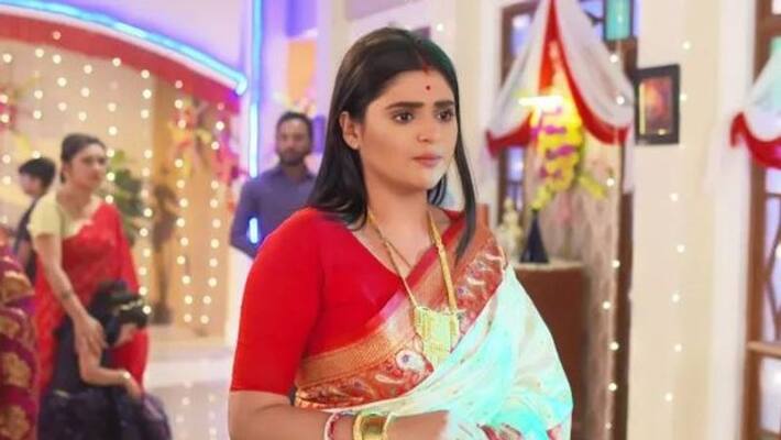 Sritama Bhattacharjee poses as queen and fans cannot get enough of her Sritama Bhattacharjee poses as queen and fans cannot get enough of her