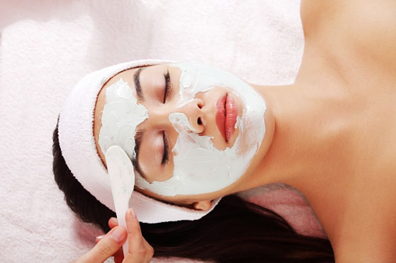 Whether it is to cure suntan, acne, dry skin or oily skin, she had the perfect solutions to all your beauty problems using natural homemade face packs. Let's go back to them as healthier alternatives to our beauty regime.
