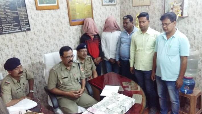 Two man arrested from Dakshineswar station for gold smuggling Two man arrested from Dakshineswar station for gold smuggling