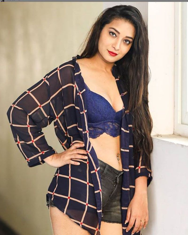 সায়রা বানুঃ তেলুগু অভিনেত্রী সায়রা বানু। অভিনয়ের পাশাপাশি যৌনবৃত্তিতে জড়য়ে পড়েছিলেন ২০১০ সালে। বেশ কয়েকজন ক্লায়েন্টের সাথে অভিনেত্রীকে হাতেনাতে ধরা হয়েছিল। হায়দরাবাদের বেগমপেটে স্প্রিং হেভেন অ্যাপার্টমেন্টে পুলিশি তল্লাশি চালানো হয়। ৭ মহিলার সঙ্গে ধরা পড়েছিলেন সায়রা।
