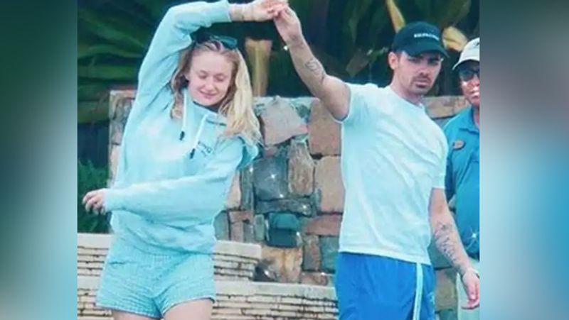 priyanka chopra pregnant sister in law sophie turner enjoying babymoon in mexico KPJ