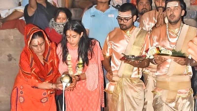 এখান থেকেই শুরু হয় জল্পনা। একজন অ-হিন্দু হয়ে কীভাবে তিনি প্রবেশ করলেন মন্দিরে, প্রশ্ন তোলে কাশী বিকাশ সমিতি।