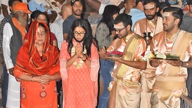 সারা আলি খানের প্রবেশে লঙ্ঘন হয়েছে মন্দিরের নিয়ম। এখানে অ-হিন্দু কেউ প্রবেশ করতে পারে না।