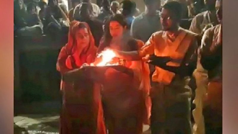 যদিও পুরো বিষয় এখনও পর্যন্ত মুখ খোলেননি সারা আলি খান।