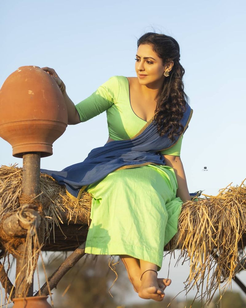 (Photo Courtesy Instagram) 2011లో చిత్ర పరిశ్రమలోకి అడుగుపెట్టిన నందిని రాయ్ తెలుగు, తమిళ. మలయాళీ భాషల్లో నటించింది.
