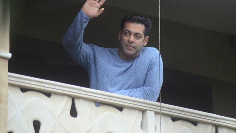 তেরে নামঃ এই ছবির সেটে আহত হয়েছিলেন সলমন খান। বেশ কয়েকদিন শ্যুটিং বন্ধ রাখা হয়েছিল তাঁর জন্য।