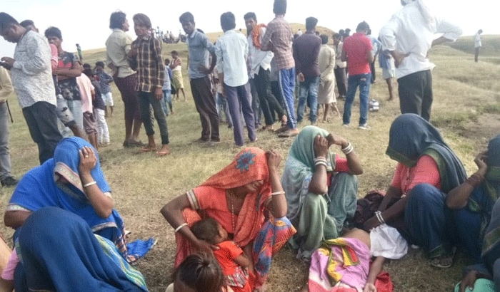 हादसे की खबर लगते ही परिजन खेत से दौड़े-दौड़े घर की तरफ भागे। लेकिन, उनके बच्चे राख के ढेर में तब्दील हो चुके थे। मासूमों के शव देखते ही वह बेसुध हो गए।