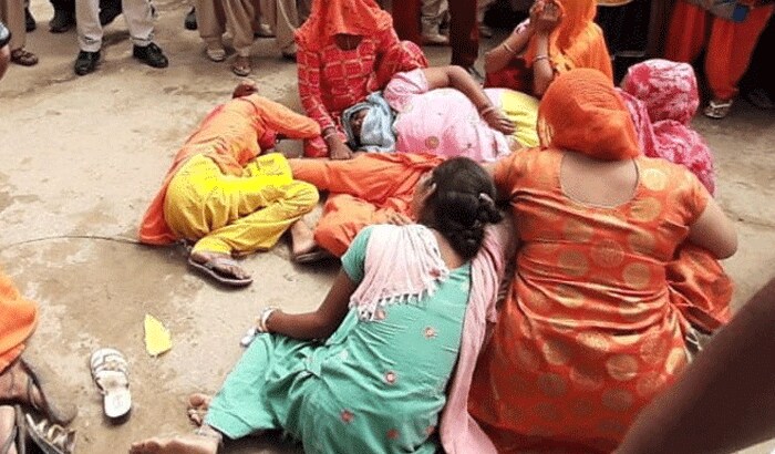 बच्चों के शव के साथ लिपटकर रोते हुए परिजन।