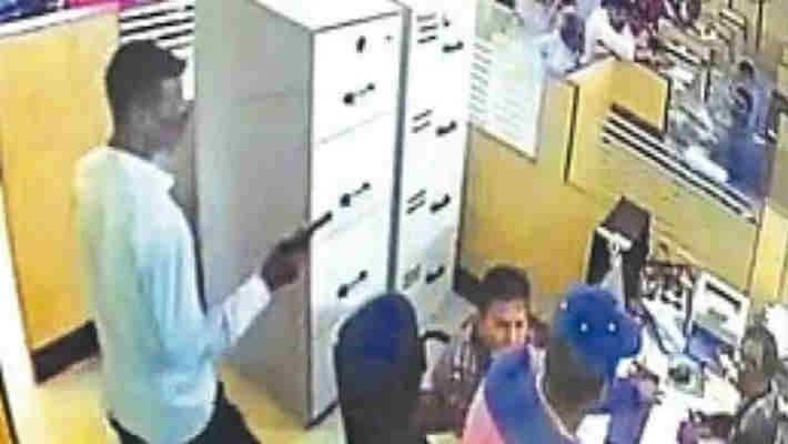 goons looted branch of sbi in day light in muzaffarpur pra goons looted branch of sbi in day light in muzaffarpur pra