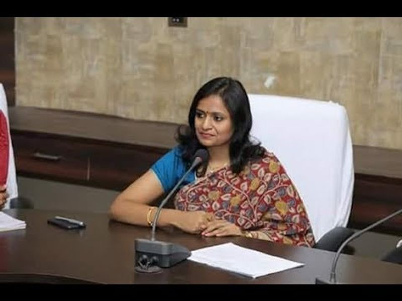 father denied girl cant go in police how chhattisgarh girl ranu sahu become dsp ias success story kpt