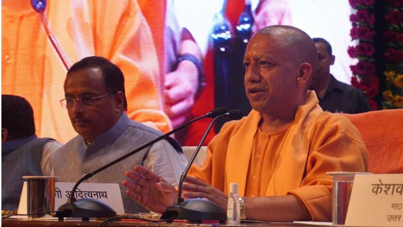 CM योगी ने कहा कि आयुष्मान भारत योजना और मुख्यमंत्री जन आरोग्य के तहत प्रदेश में 5 लाख रुपये की स्वास्थ्य बीमा कवर दिया जा रहा है। प्रदेश के अंदर एडवांस लाइफ सपोर्ट एम्बुलेंस को हर जनपद तक पहुंचाया गया है। 1947 से 2016 तक प्रदेश में कुल 12 मेडिकल कॉलेज बने थे। हमारी सरकार 30 नये मेडिकल कॉलेज बनाने जा रही है। दो नये एम्स में ओपीडी शुरू हो गई है। प्रदेश के सभी प्राथमिक स्वास्थ्य केंद्रों पर मुख्यमंत्री आरोग्य मेला के माध्यम से अंतिम पायदन पर बैठे हुए व्यक्ति को स्वास्थ्य सेवाओं का लाभ दिया जा रहा है।