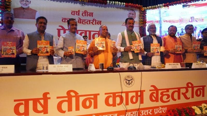 CM योगी ने कहा कि 1 करोड़ 87 लाख किसानों को प्रधानमंत्री किसान सम्मान निधि का लाभ मिल रहा है। 36 हजार करोड़ रुपये से 86 लाख किसानों की कर्ज माफी की गई। किसानों की आय दोगुनी करने की दिशा में हमारी सरकार लगातार कार्य कर रही है। 2010 से गन्ना मूल्य बकाया था। हमारी सरकार ने 92 हजार करोड़ से अधिक गन्ना मूल्य का भुगतान किया है। पिछली सरकारों ने 29 चीनी मिलें बंद कर दी थीं। जब हम आए तो प्रदेश में 116 मिली थीं, आज हम 121 चीनी मिलें चल रहा रहे हैं। गन्ने से इथेनॉल बनाने की प्रक्रिया में आगे बढ़ रहे हैं। उत्तर प्रदेश गन्ना व चीनी उत्पादन के साथ इथेनॉल में भी अग्रणी होगा।