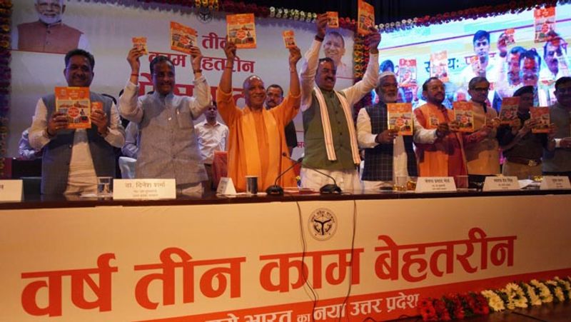 CM योगी ने कहा कि प्रदेश में शिक्षा के क्षेत्र में भी व्यापक बदलाव हुआ है। 50 लाख बच्चे बेसिक शिक्षा परिषद के स्कूलों में बढ़े हैं। 92 हजार स्कूलों का कायाकल्प हुआ है। माध्यमिक शिक्षा में आजादी के बाद जितने शासकीय इंटर कॉलेज नहीं बने थे, 3 साल में 193 कॉलेज बने हैं। पूरे प्रदेश में नकल विहीन परीक्षा हुई है। उच्च शिक्षा में भी प्रदेश ने नई छलांग लगाई है। प्रदेश में पहले 27 निजी विश्वविद्यालय थे। हमारी सरकार एक साथ 28 निजी विश्वविद्यालय बनाने के साथ ही 8 नए राज्य विश्वविद्यालय बना रही है। उन्होंने कहा कि स्किल डेवलपमेंट के सेंटर उद्योग से जुड़ेंगे। पॉलिटेक्निक व इंजीनियरिंग कॉलेज के युवाओं को अनिवार्य रूप से उद्यम से जोड़ेंगे। मुख्यमंत्री अप्रेंटिस योजना के तहत युवाओं को 2500 रुपये प्रति माह देंगे। पहले साल में 1 लाख युवाओं का लक्ष्य रखा गया है। युवा हब के लिए 1200 करोड़ रुपये की धनराशि पहले ही जारी की जा चुकी है।