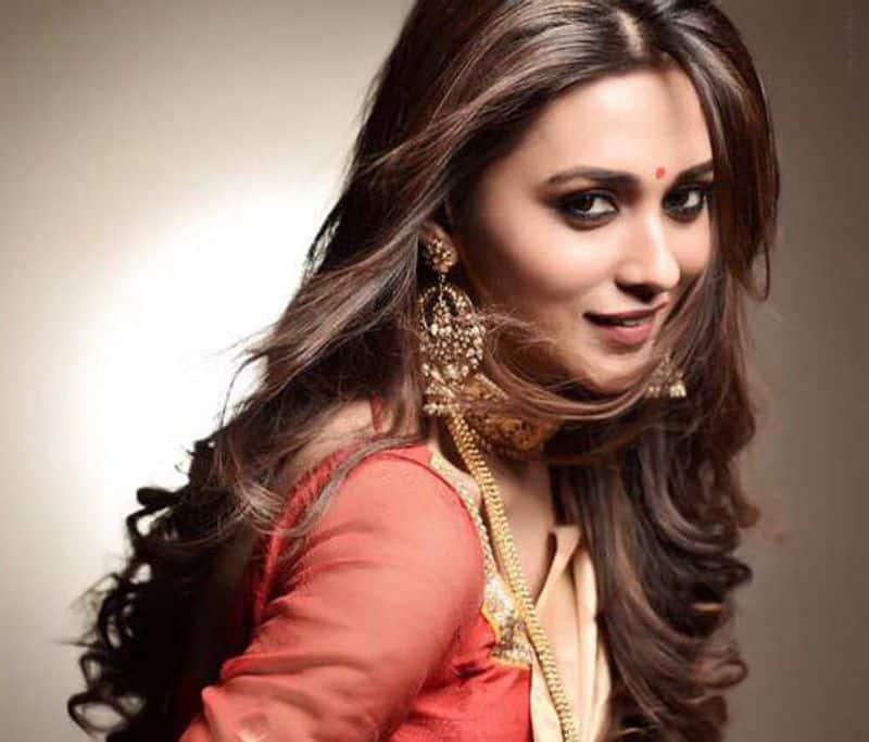 Actor MP Mimi Chakraborty raises questions on status of women in the country-dbr